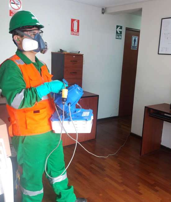 En Ageval Fumigación ofrecemos Desinfección de Ambientes técnico de limpieza y fumigación realizando el Desinfección de Ambientes